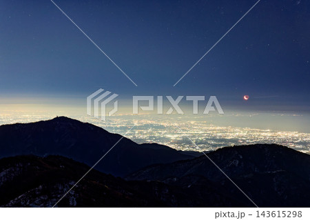 丹沢・塔ノ岳山頂から見る湘南の夜景と月・大山 丹沢・塔ノ岳山頂から見る湘南の夜景と月・大山 143615298
