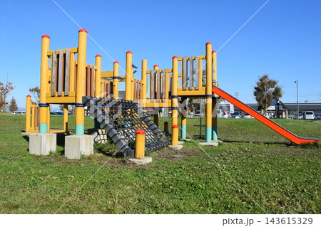 児童公園の遊具 児童公園の遊具 143615329