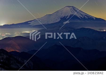 丹沢・塔ノ岳山頂から見る夜の富士山 丹沢・塔ノ岳山頂から見る夜の富士山 143615642