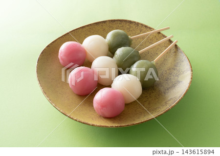 緑背景の3色の串団子 緑背景の3色の串団子 143615894