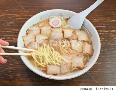 厚切りチャーシューがたっぷりのったボリューム満点の醤油ラーメン 厚切りチャーシューがたっぷりのったボリューム満点の醤油ラーメン 143616014
