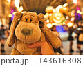 犬のぬいぐるみとイルミネーション 143616308