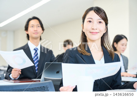 明るい室内でセミナーや勉強会に参加するビジネスパーソン 明るい室内でセミナーや勉強会に参加するビジネスパーソン 143616650