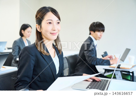 明るい室内でセミナーや勉強会に参加するビジネスパーソン 明るい室内でセミナーや勉強会に参加するビジネスパーソン 143616657