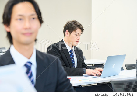明るい室内でセミナーや勉強会に参加するビジネスパーソン 明るい室内でセミナーや勉強会に参加するビジネスパーソン 143616662