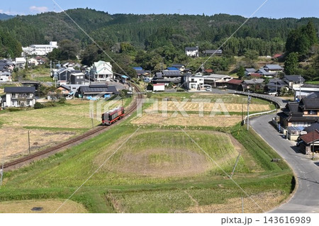 田園地帯を走る明知鉄道 143616989