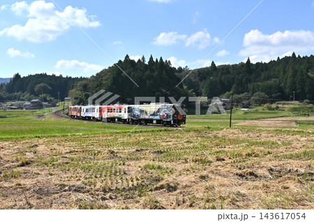 田園地帯を走る明知鉄道 143617054