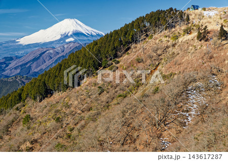 丹沢表尾根・三ノ塔への登りから見る烏尾山と富士山 丹沢表尾根・三ノ塔への登りから見る烏尾山と富士山 143617287