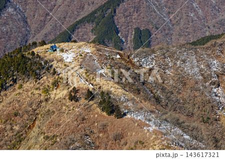 丹沢表尾根・三ノ塔から見る烏尾山 丹沢表尾根・三ノ塔から見る烏尾山 143617321