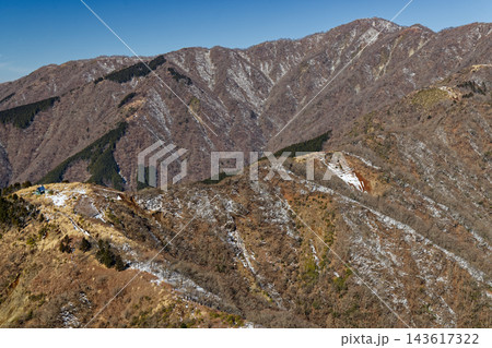 丹沢表尾根三ノ塔から見る烏尾山と塔ノ岳 143617322