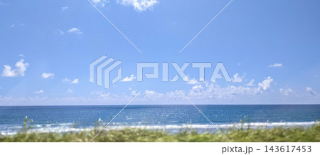 日本の青い湖と青空 きらめく水面と白波 143617453