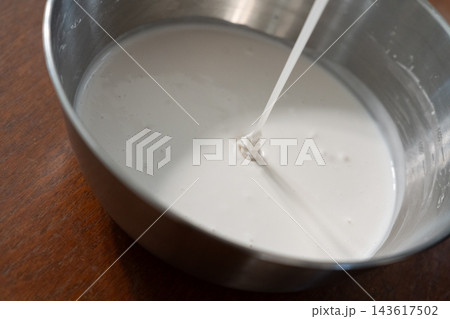 おうちでパン作り　米粉食パン作り工程　生地がリボン上状に落ちる　 143617502