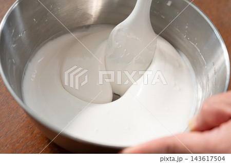 おうちでパン作り　米粉食パン作り工程　生地を練る 143617504