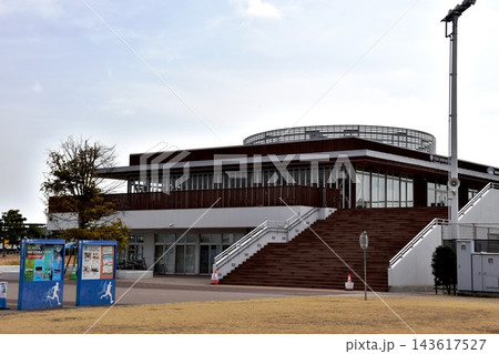 茅ヶ崎市 柳島スポーツ公園のクラブハウス棟と案内板 茅ヶ崎市 柳島スポーツ公園のクラブハウス棟と案内板 143617527