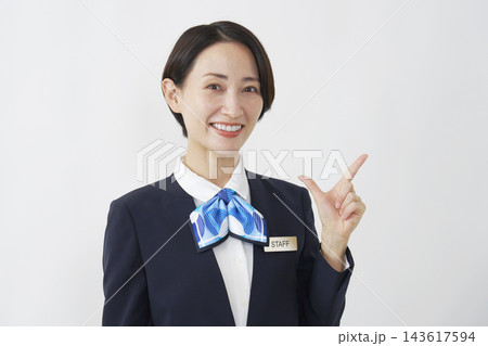 ミドル女性スタッフ　チェックサイン　白背景 143617594