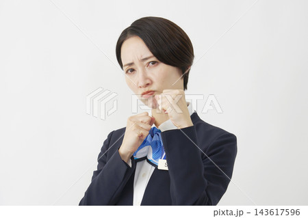 ミドル女性スタッフ ファイティングポーズ 白背景 ミドル女性スタッフ ファイティングポーズ 白背景 143617596