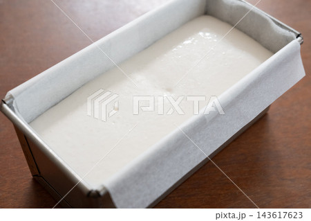 おうちでパン作り　米粉食パン作り工程　型の中で発酵した生地　 143617623