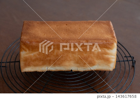 おうちでパン作り グルテンフリー米粉食パン 焼きたての角食 おうちでパン作り グルテンフリー米粉食パン 焼きたての角食 143617658