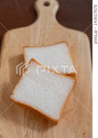 おうちでパン作り　グルテンフリー米粉食パン　スライスした角食 143617678