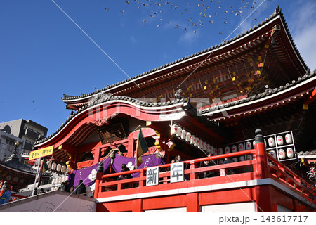 青空を背景にした名古屋・大須観音の本堂と初詣風景2 143617717
