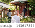 参拝の順番を待つ人々と日本の神社の風景 143617854