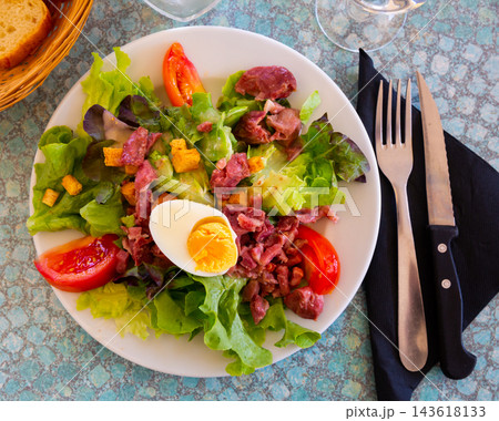 Deliciously salad of lettuce, sausage, tomatoes and boiled egg 143618133