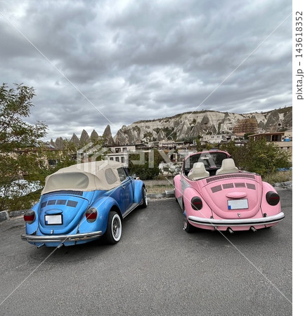 トルコ カッパドキア ギョレメ 奇岩とピンクと青のクラシックカー トルコ カッパドキア ギョレメ 奇岩とピンクと青のクラシックカー 143618352