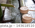 日本の神社にある手水鉢と柄杓、水面に広がる波紋 143618510