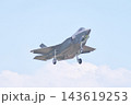 着陸態勢の航空自衛隊のF-35A　 143619253