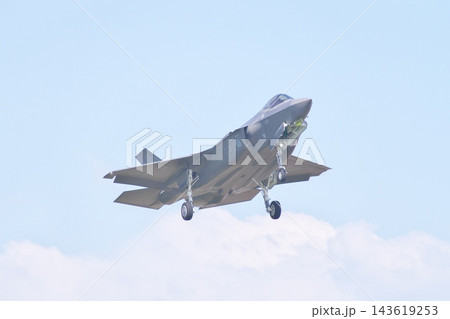 着陸態勢の航空自衛隊のF-35A　 143619253