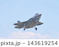 着陸態勢の航空自衛隊のF-35A　 143619254