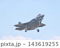 着陸態勢の航空自衛隊のF-35A　 143619255