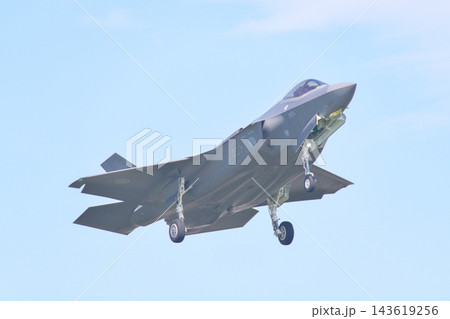 着陸態勢の航空自衛隊のF-35A　 143619256