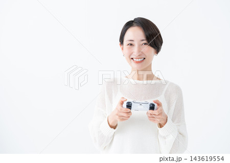 ゲームをする女性 143619554