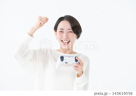 ゲームをするガッツポーズの女性 ゲームをするガッツポーズの女性 143619556