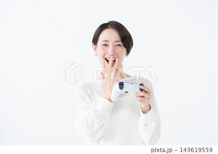 ゲームをする驚く女性 ゲームをする驚く女性 143619559