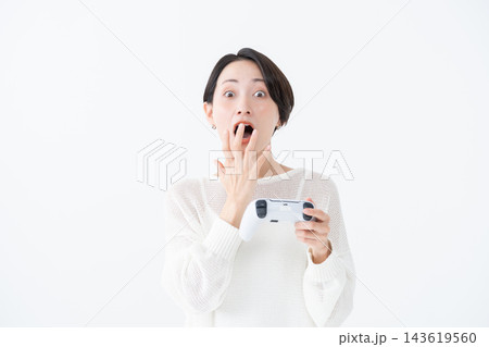 ゲームをする驚く女性 ゲームをする驚く女性 143619560