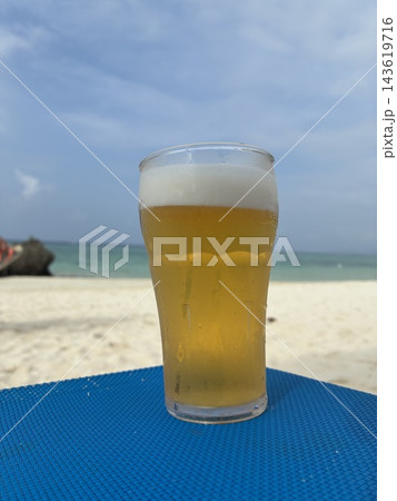 ビーチで飲む生ビール 143619716