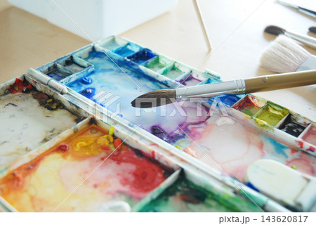 絵の具のパレットと筆のアップ 水彩画の制作イメージ 絵の具のパレットと筆のアップ 水彩画の制作イメージ 143620817