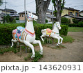 公園に設置された2頭の白いメリーゴーランドの馬 143620931