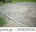 公園の砂場と木製のベンチ 143620934