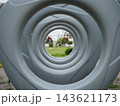 トンネル状の構造物から見える庭園と建物 143621173