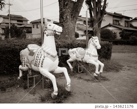 公園にあるメリーゴーランドの馬の置物 公園にあるメリーゴーランドの馬の置物 143621176