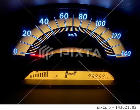 夜のライトアップされた自動車の運転席 夜のライトアップされた自動車の運転席 143621582