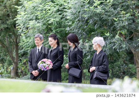 納骨　墓地で納骨する家族 143621874