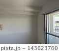 白い壁と窓がある家具のない住宅の空室風景 143623760