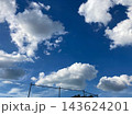 青空に広がる大きな白い雲と夏の空模様 143624201