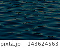 夕方の穏やかな港の水面 143624563