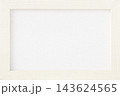 木製のフォトフレームと白い紙の合成 143624565