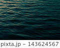 さざ波が立つ港の水面と夕方の日差し 143624567